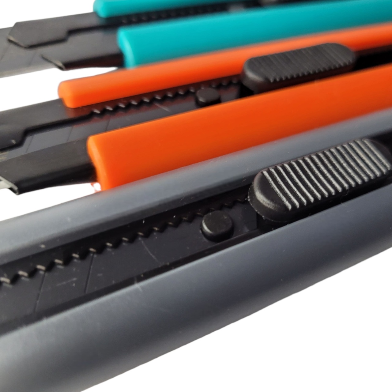 нож канцелярский усиленный 18 мм + 2 лезвия 0.6 мм, с фиксатором , "maximum" mx 13278 оптом